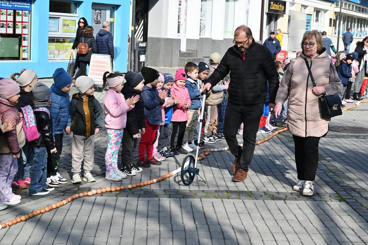 FOTO: Námestie Humenného lemovala 400-metrová reťaz z vyfúknutých vajíčok, foto 4