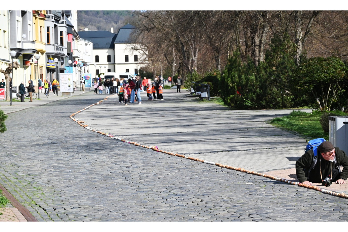 FOTO: Námestie Humenného lemovala 400-metrová reťaz z vyfúknutých vajíčok, foto 5