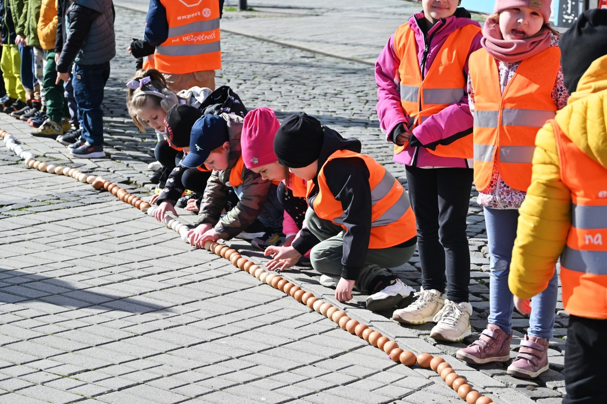 FOTO: Námestie Humenného lemovala 400-metrová reťaz z vyfúknutých vajíčok, foto 7