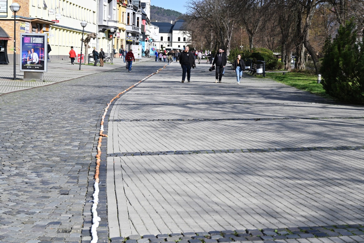 FOTO: Námestie Humenného lemovala 400-metrová reťaz z vyfúknutých vajíčok, foto 8