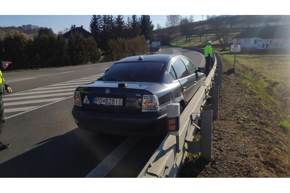 FOTO: Vodič hľadá kamionistu z Lipníkov. Jeho auto pritlačil na zvodidlá, foto 1