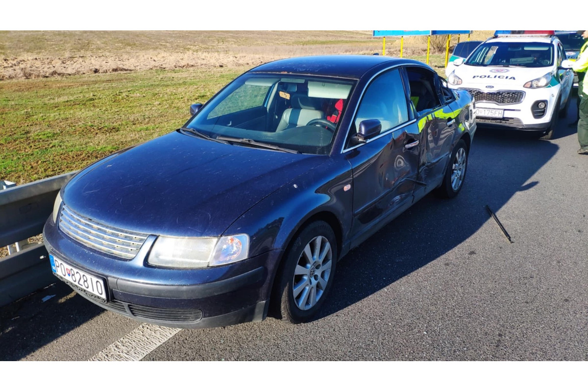 FOTO: Vodič hľadá kamionistu z Lipníkov. Jeho auto pritlačil na zvodidlá, foto 2