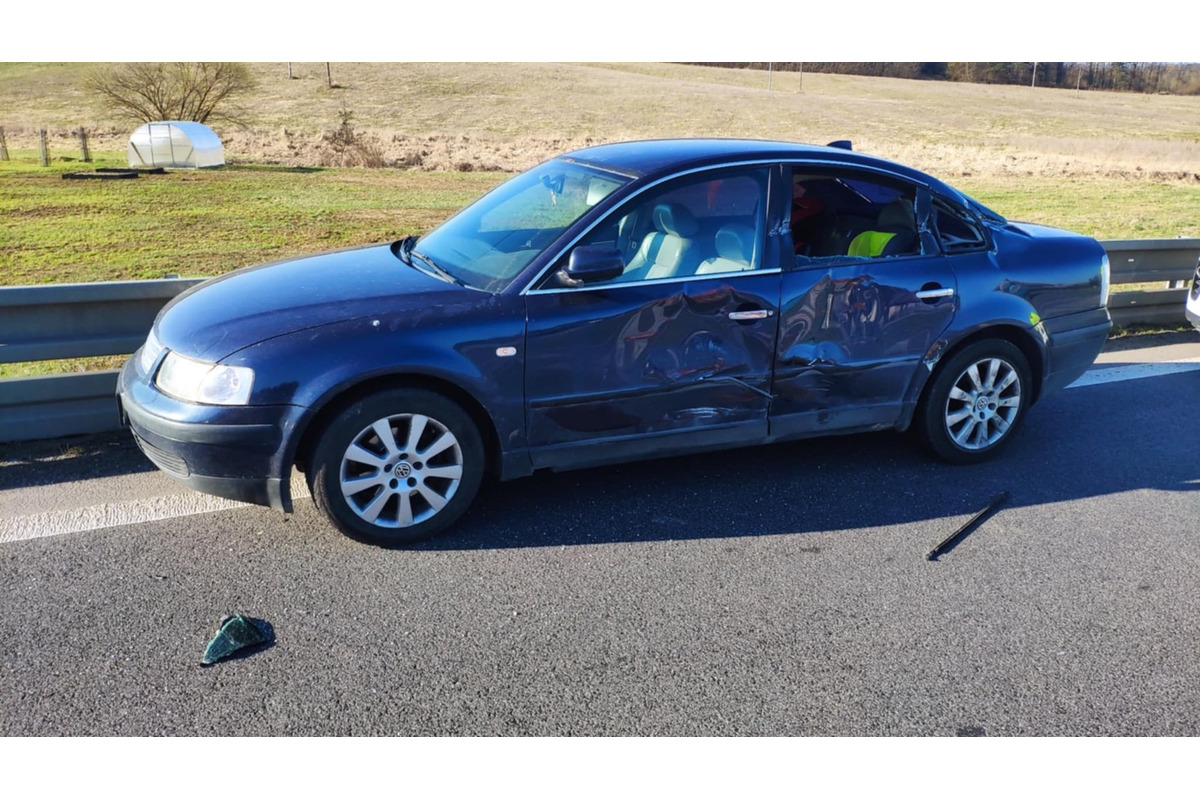 FOTO: Vodič hľadá kamionistu z Lipníkov. Jeho auto pritlačil na zvodidlá, foto 3