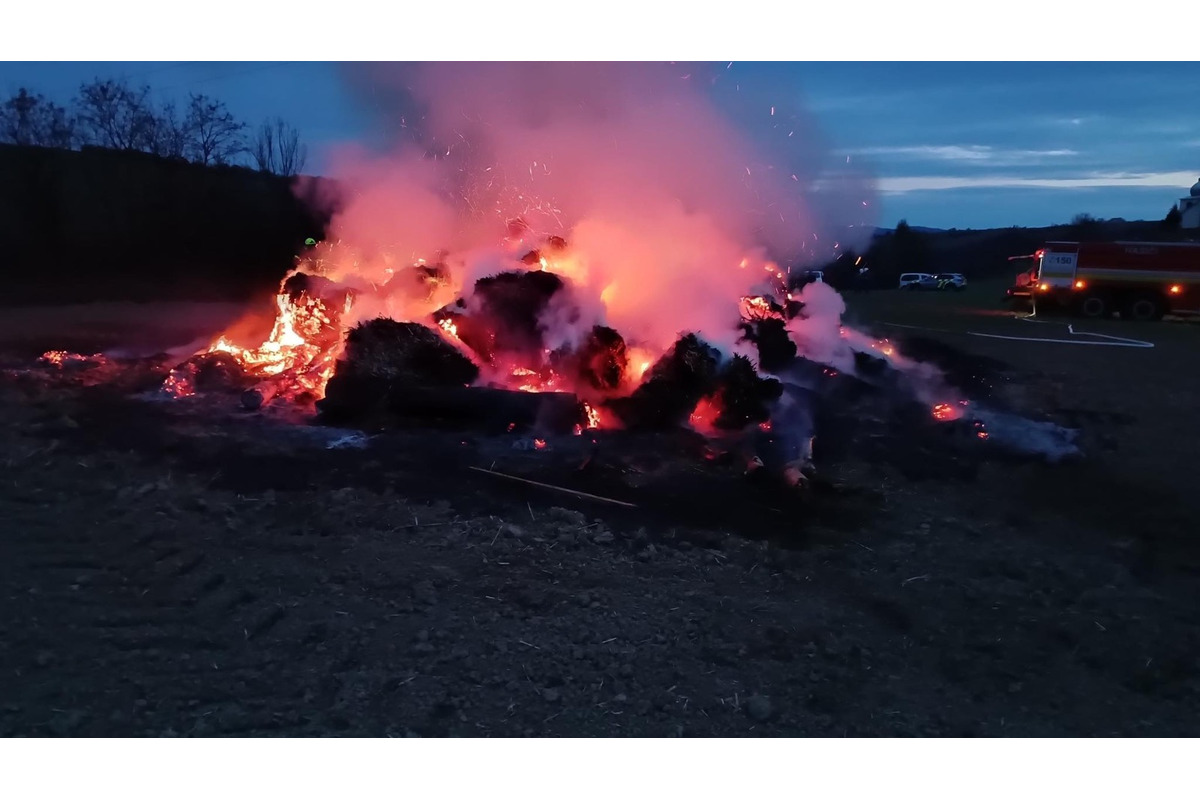 FOTO: V okrese Snina došlo k rozsiahlemu požiaru. Horelo 80 balíkov slamy, foto 1
