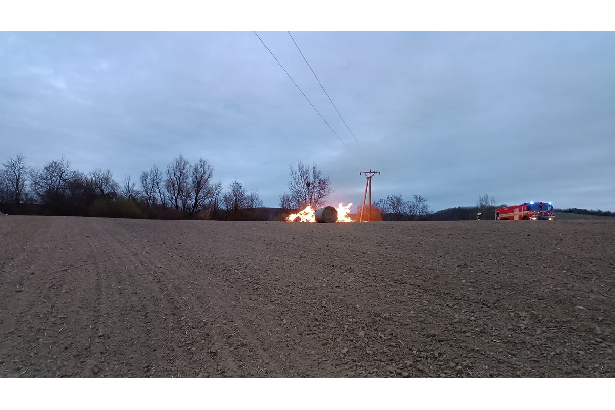 FOTO: V okrese Snina došlo k rozsiahlemu požiaru. Horelo 80 balíkov slamy, foto 2