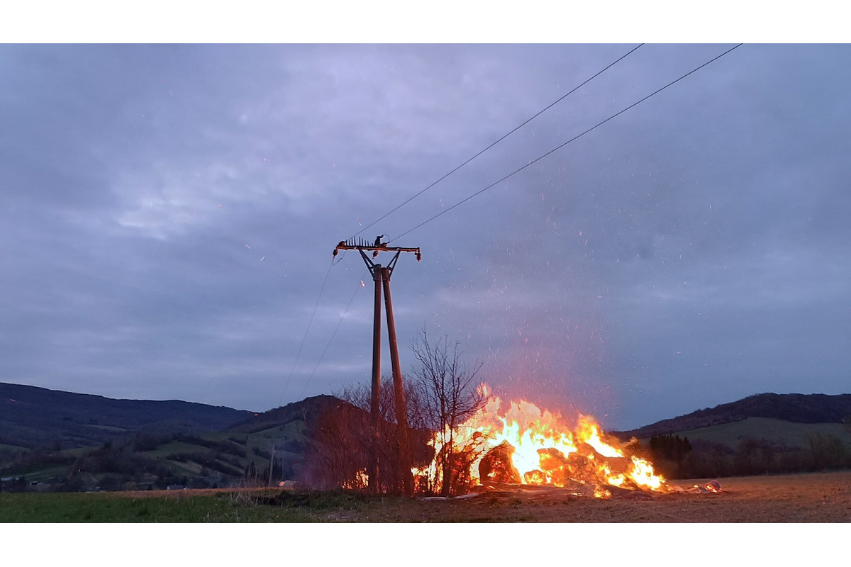 FOTO: V okrese Snina došlo k rozsiahlemu požiaru. Horelo 80 balíkov slamy, foto 3