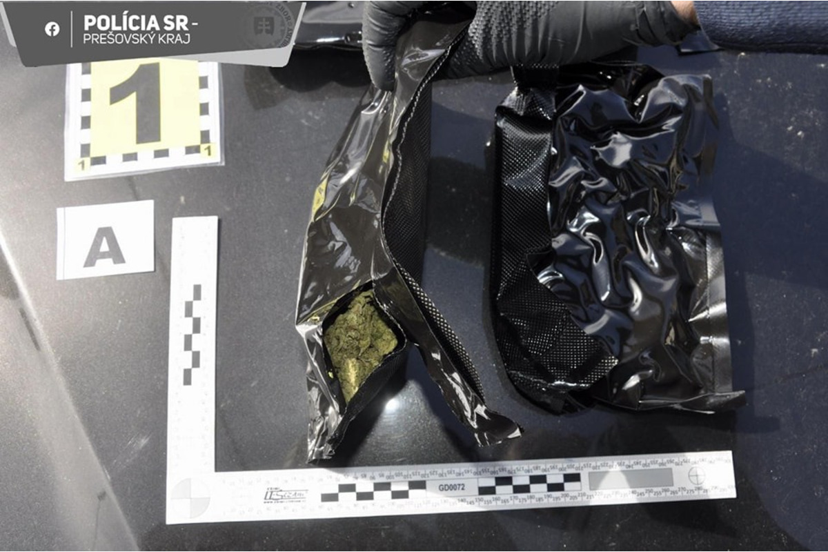 FOTO: Muž z Vranova prijal nezvyčajnú poštovú zásielku so zelenou sušinou, foto 2