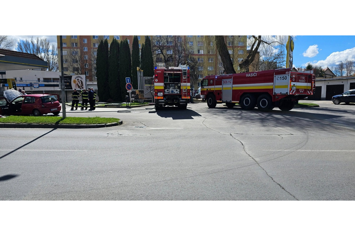 FOTO: Pri čerpacej stanici v Kežmarku horelo auto, foto 1