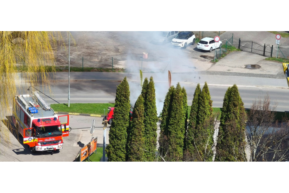FOTO: Pri čerpacej stanici v Kežmarku horelo auto, foto 3