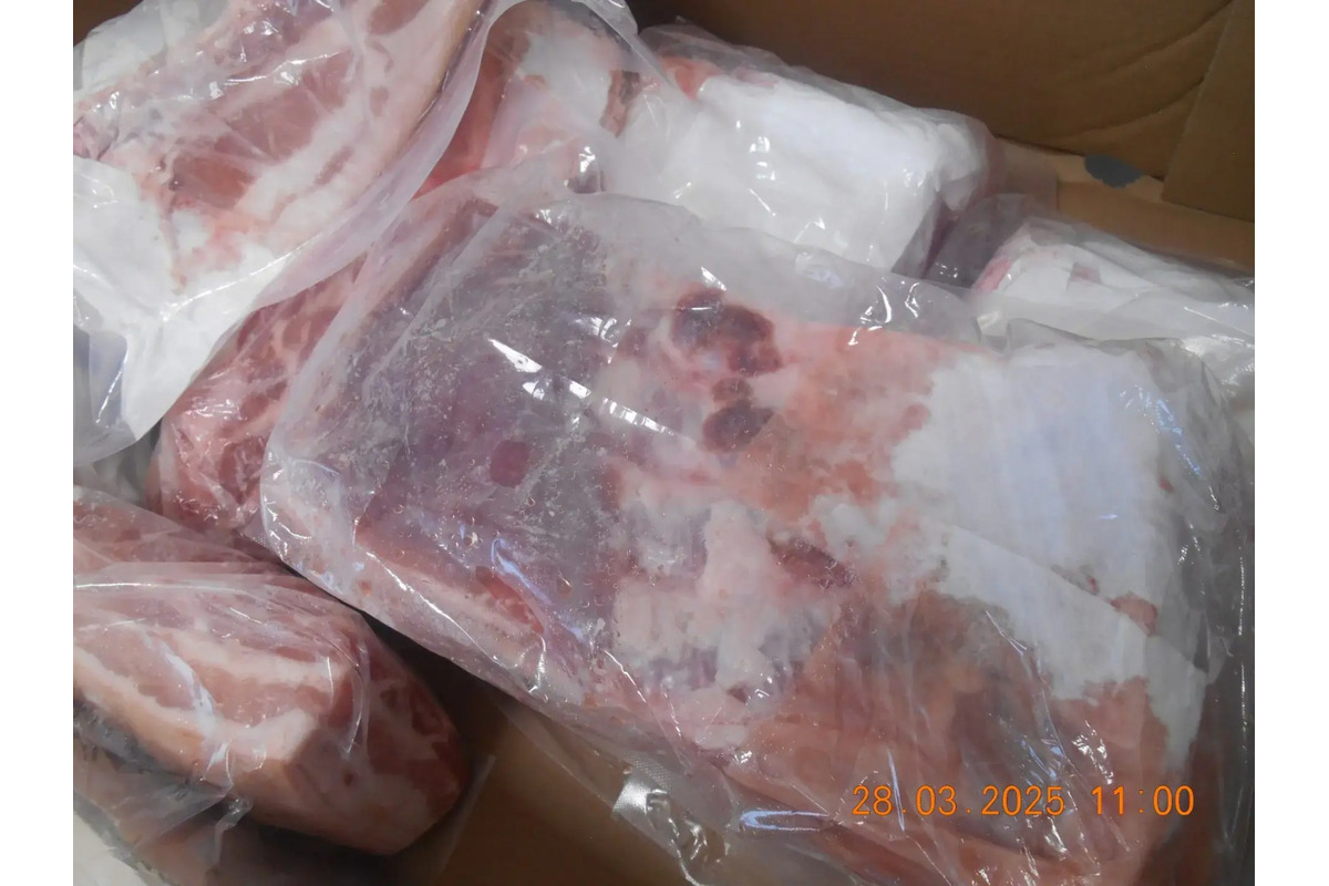 FOTO: Inšpektori kontrolovali predajne potravín. Našli v nich pleseň, mŕtve hlodavce aj trus v potravinách, foto 1