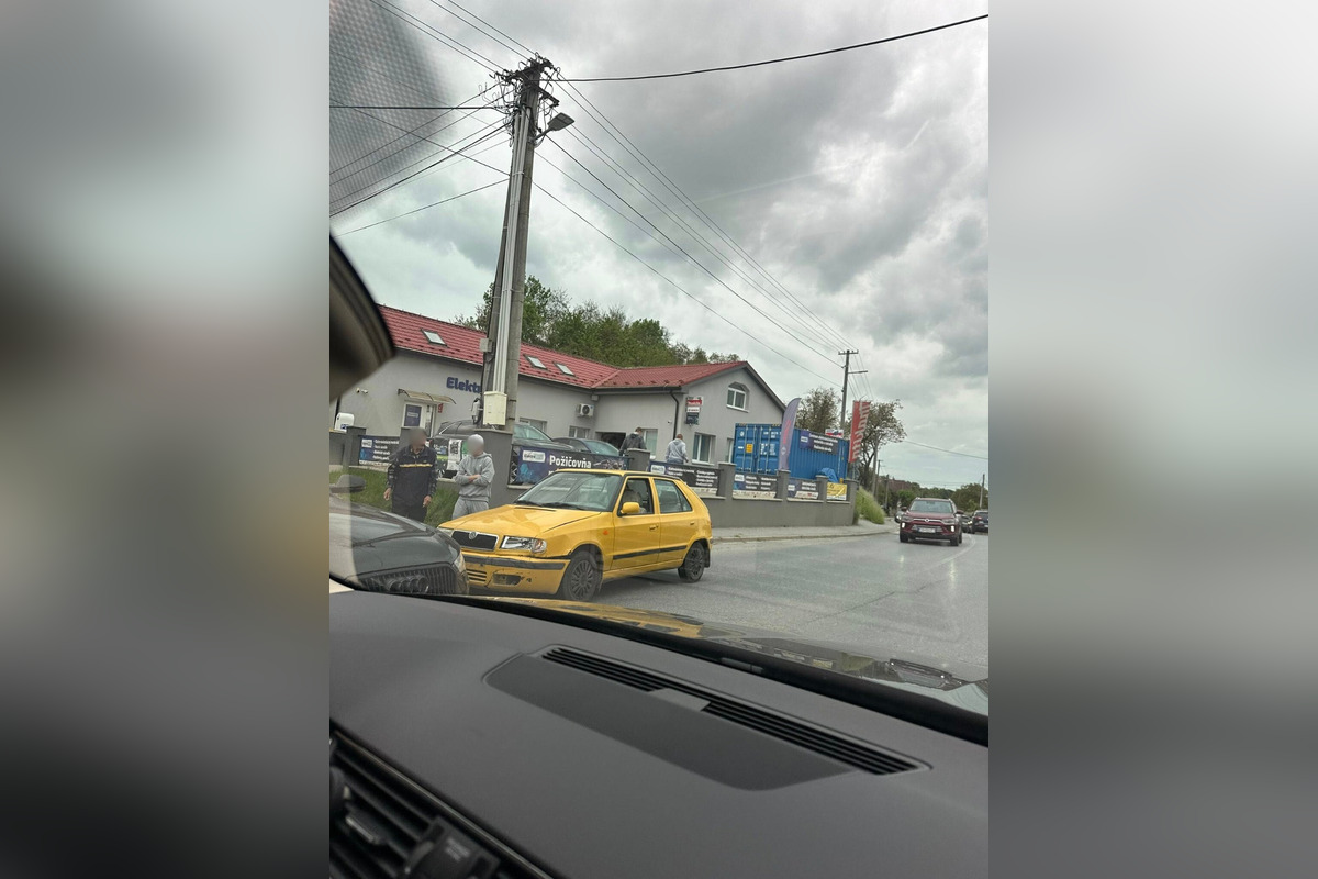 FOTO: Dopravná nehoda v Orkucanoch spomalila premávku pri Sabinove, foto 1