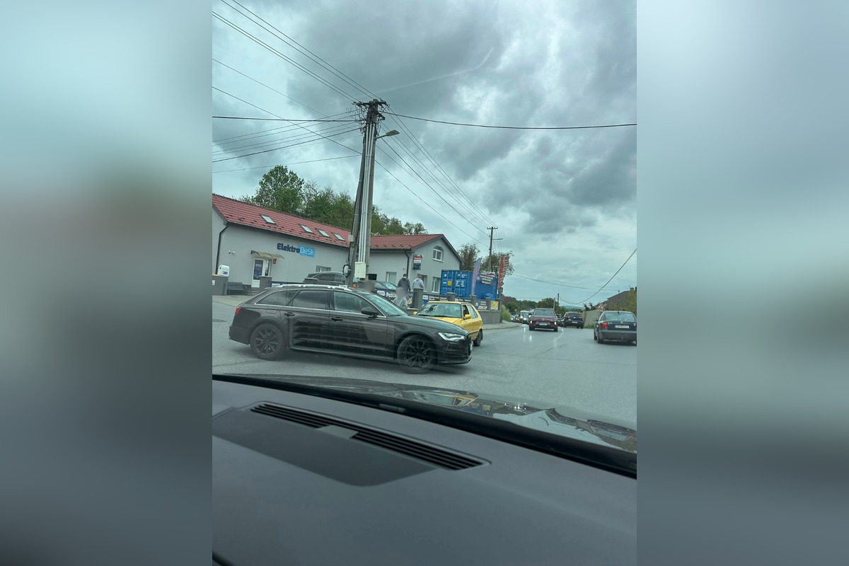 FOTO: Dopravná nehoda v Orkucanoch spomalila premávku pri Sabinove, foto 2