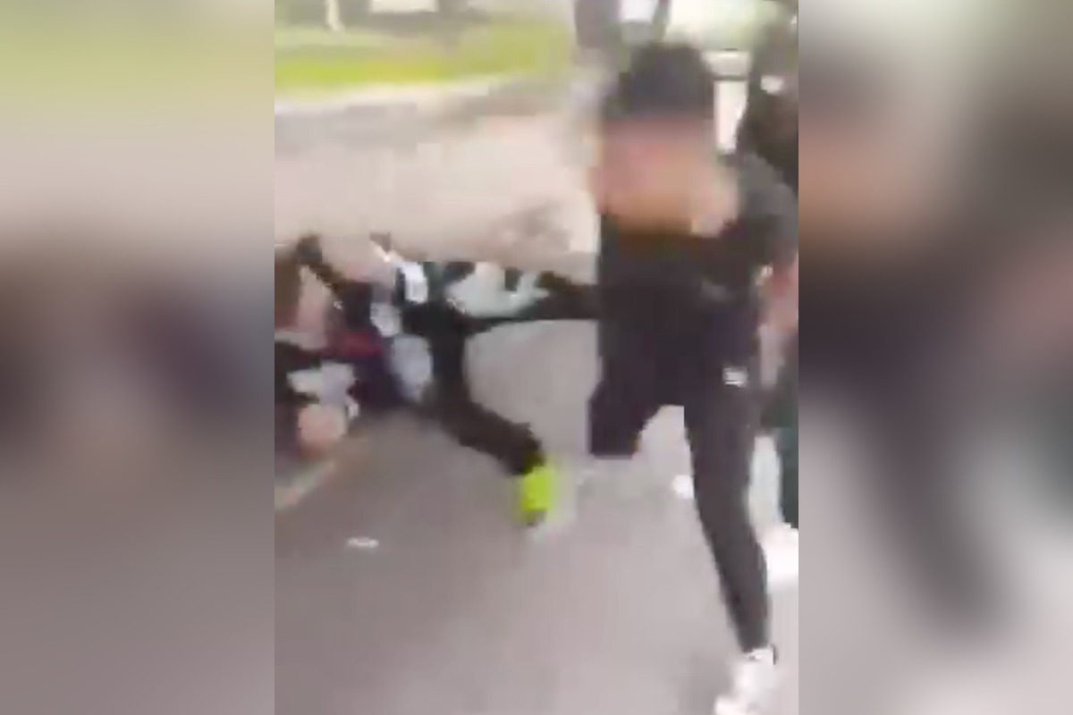 FOTO: Na zastávke v okrese Bardejov došlo k brutálnemu útoku na postihnutého chlapca, foto 2