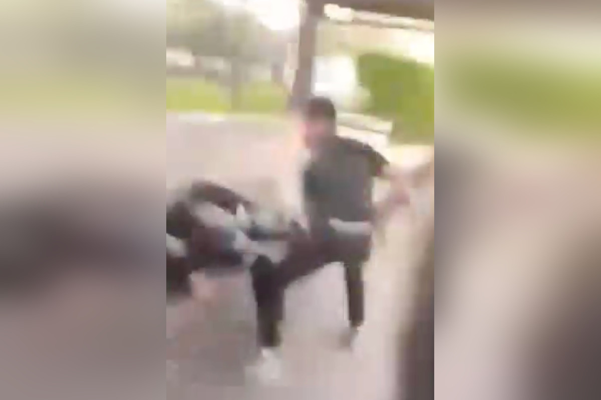 FOTO: Na zastávke v okrese Bardejov došlo k brutálnemu útoku na postihnutého chlapca, foto 3