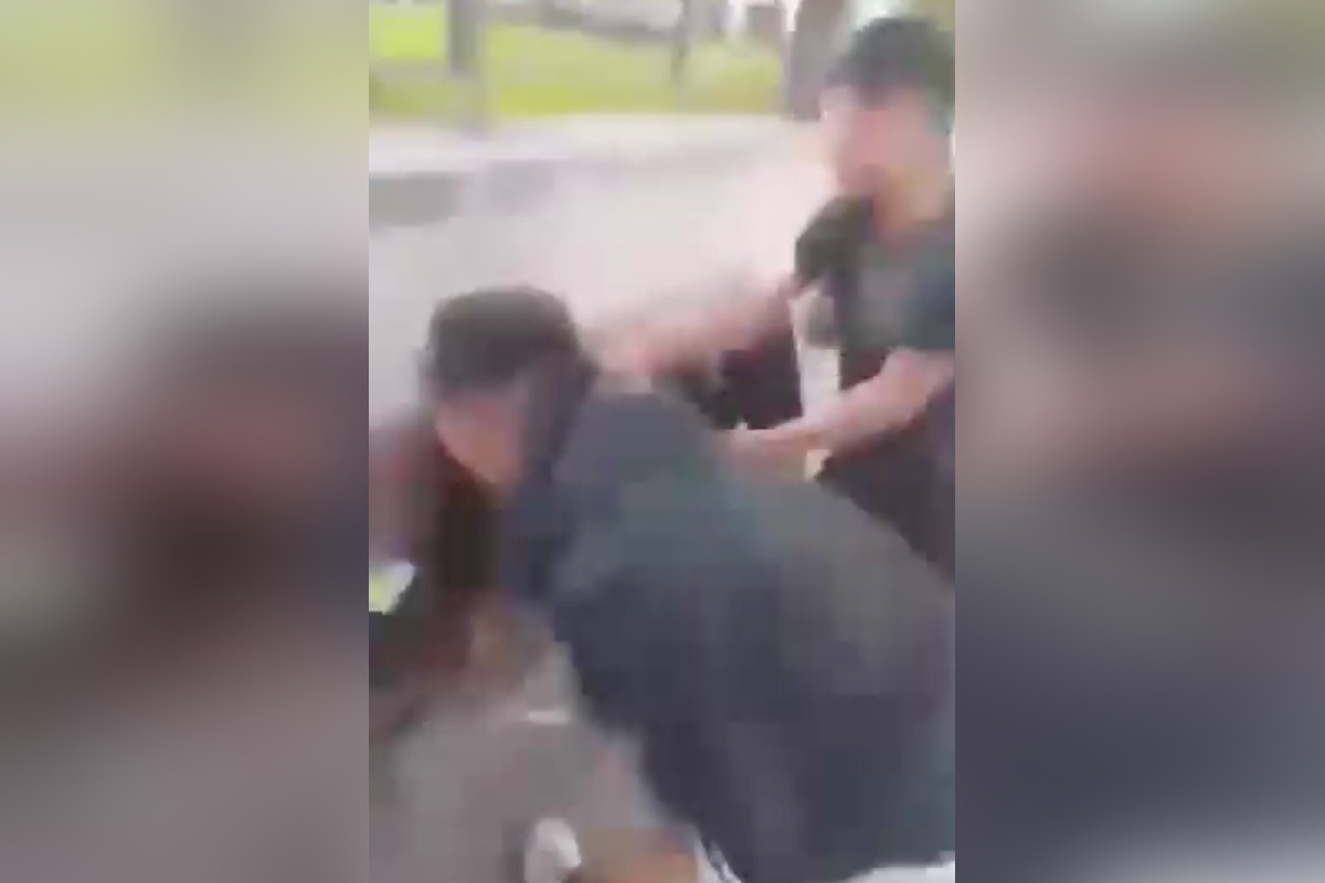 FOTO: Na zastávke v okrese Bardejov došlo k brutálnemu útoku na postihnutého chlapca, foto 4