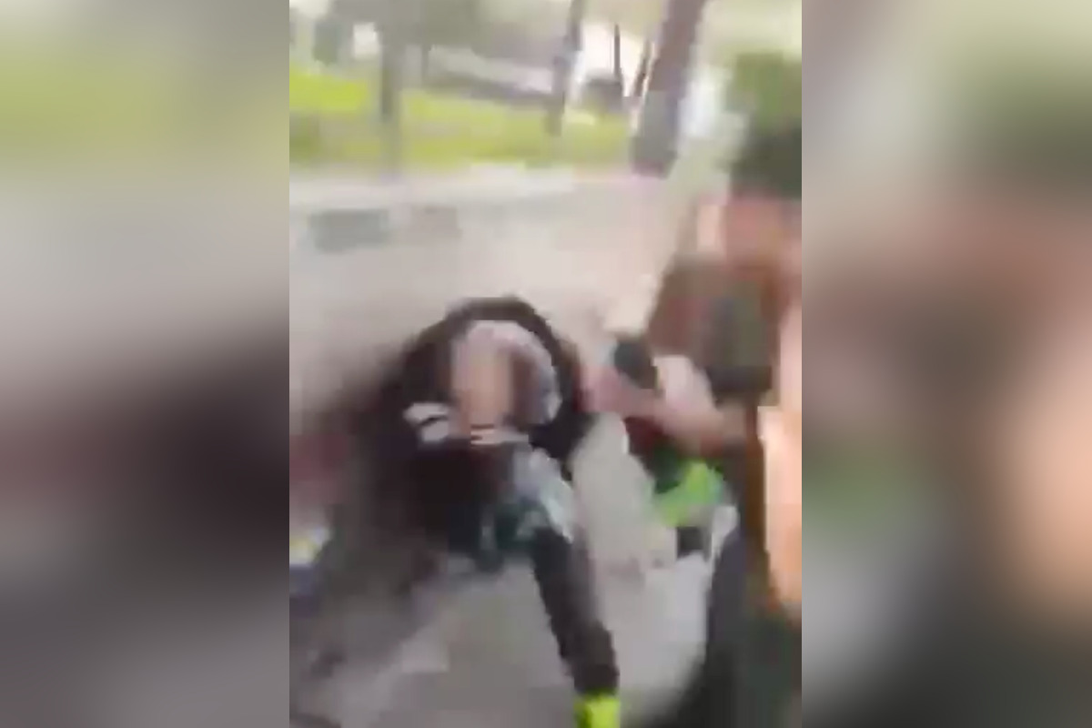 FOTO: Na zastávke v okrese Bardejov došlo k brutálnemu útoku na postihnutého chlapca, foto 6