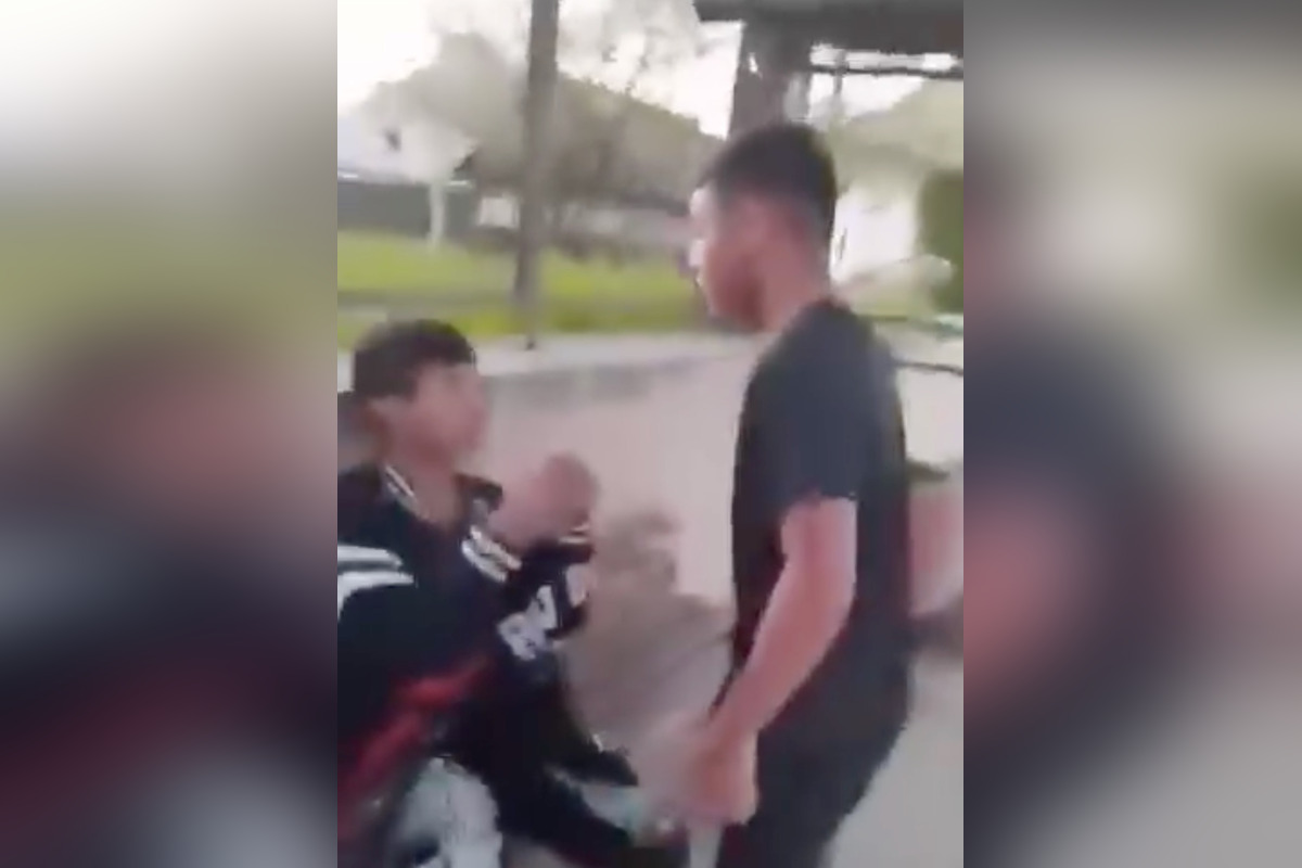 FOTO: Na zastávke v okrese Bardejov došlo k brutálnemu útoku na postihnutého chlapca, foto 7