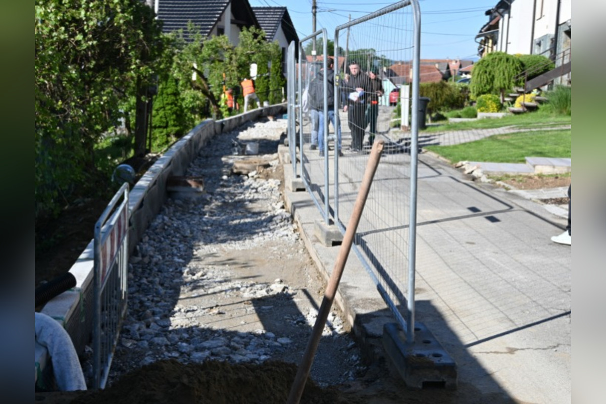 FOTO: V Humennom stavajú 38-metrový múr, bráni plynovodu pred zosuvom, foto 1