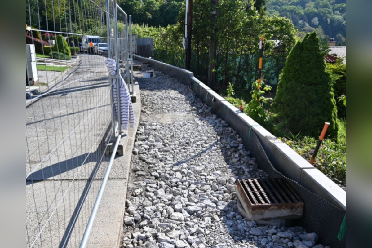 FOTO: V Humennom stavajú 38-metrový múr, bráni plynovodu pred zosuvom, foto 2
