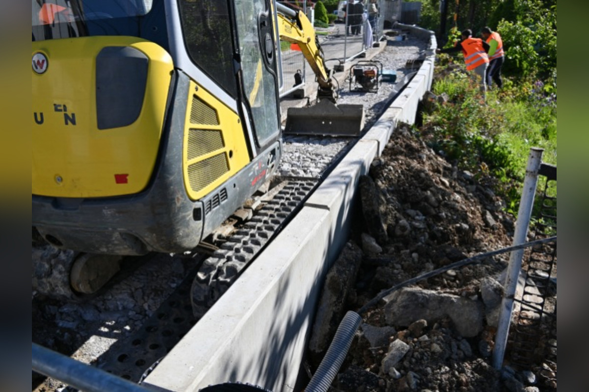 FOTO: V Humennom stavajú 38-metrový múr, bráni plynovodu pred zosuvom, foto 5