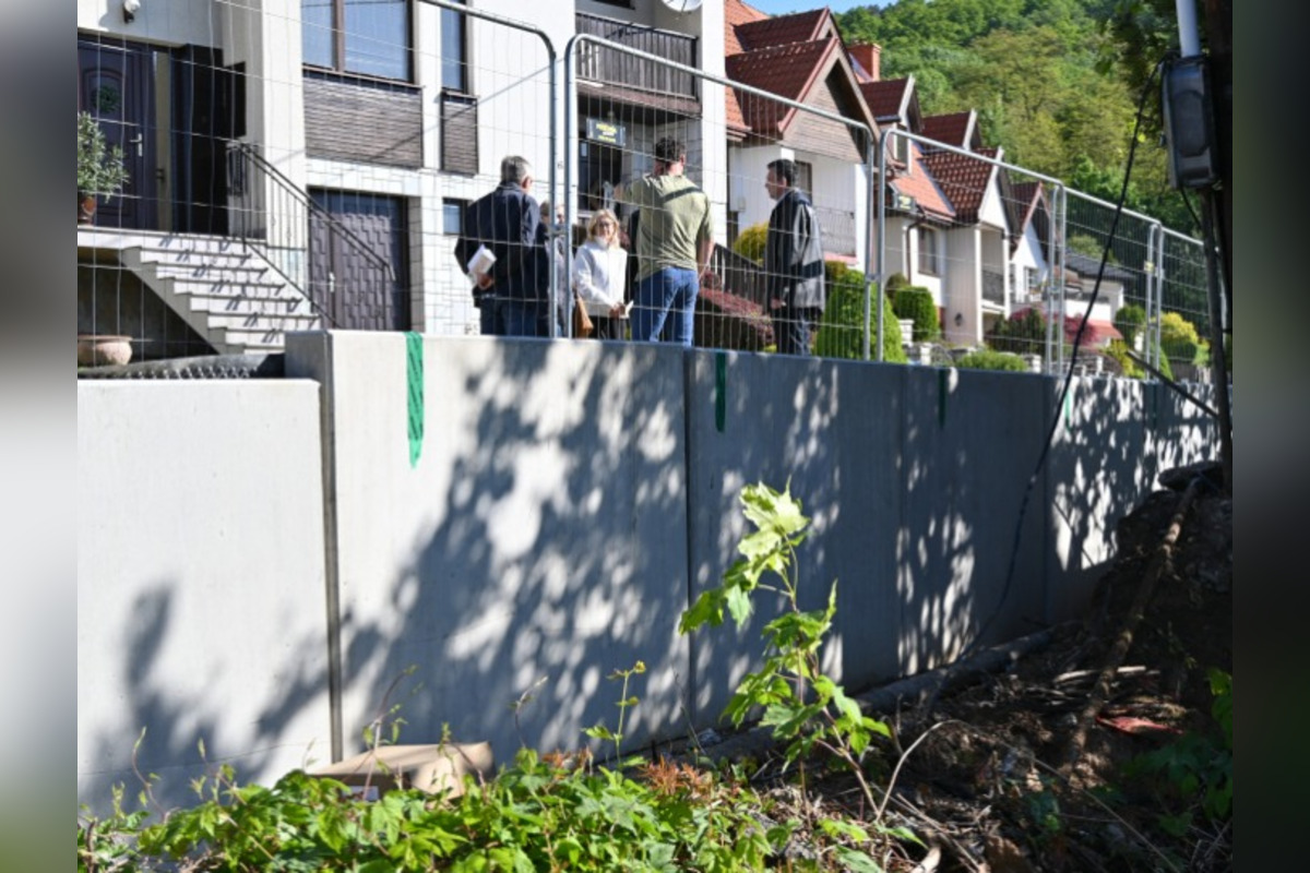 FOTO: V Humennom stavajú 38-metrový múr, bráni plynovodu pred zosuvom, foto 7