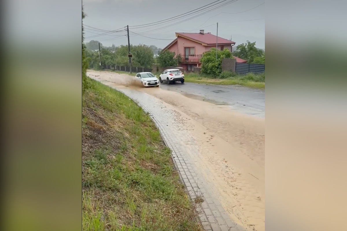 FOTO: Po silnom daždi je na ceste v Ražňanoch množstvo vody, foto 1