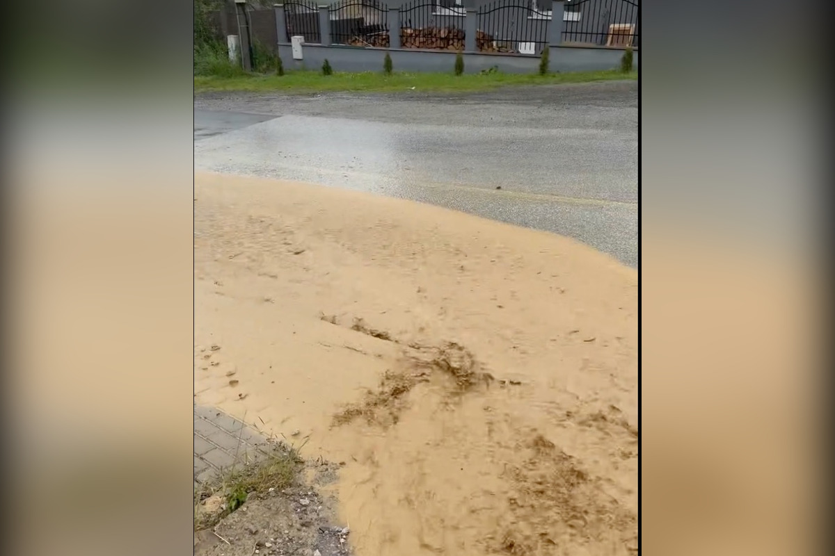 FOTO: Po silnom daždi je na ceste v Ražňanoch množstvo vody, foto 2