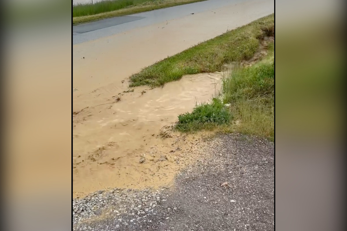 FOTO: Po silnom daždi je na ceste v Ražňanoch množstvo vody, foto 3