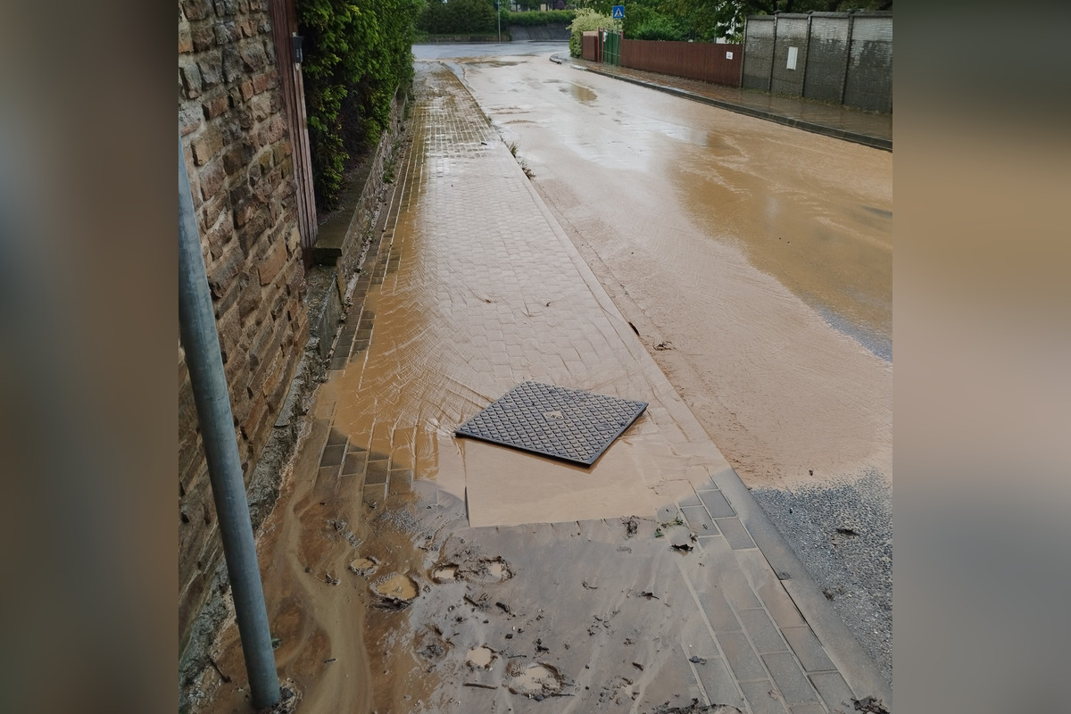 FOTO: Po silnom daždi je na ceste v Ražňanoch množstvo vody, foto 4