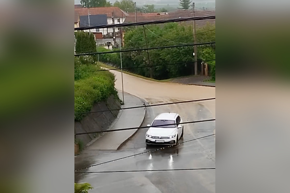 FOTO: Po silnom daždi je na ceste v Ražňanoch množstvo vody, foto 5