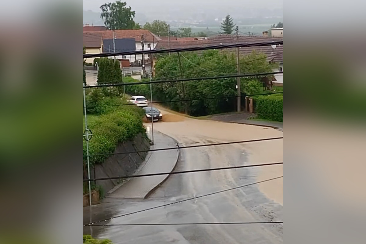 FOTO: Po silnom daždi je na ceste v Ražňanoch množstvo vody, foto 6