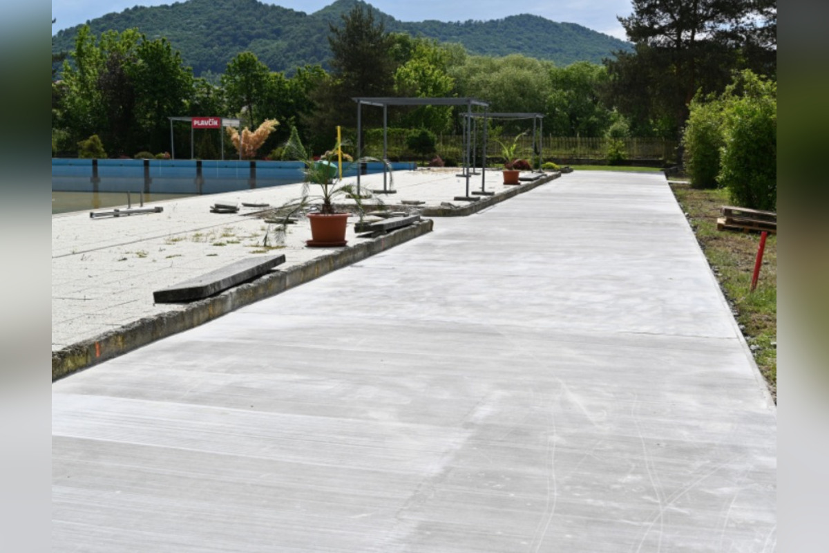 FOTO: Plaváreň v Humennom finišuje, voda už tečie, foto 2