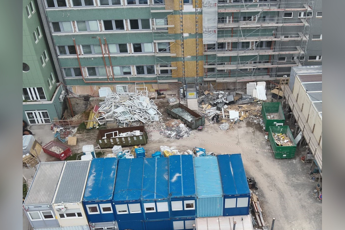 FOTO: Kyanid v kontajneri. Policajný zásah pri nemocnici na východe, foto 1