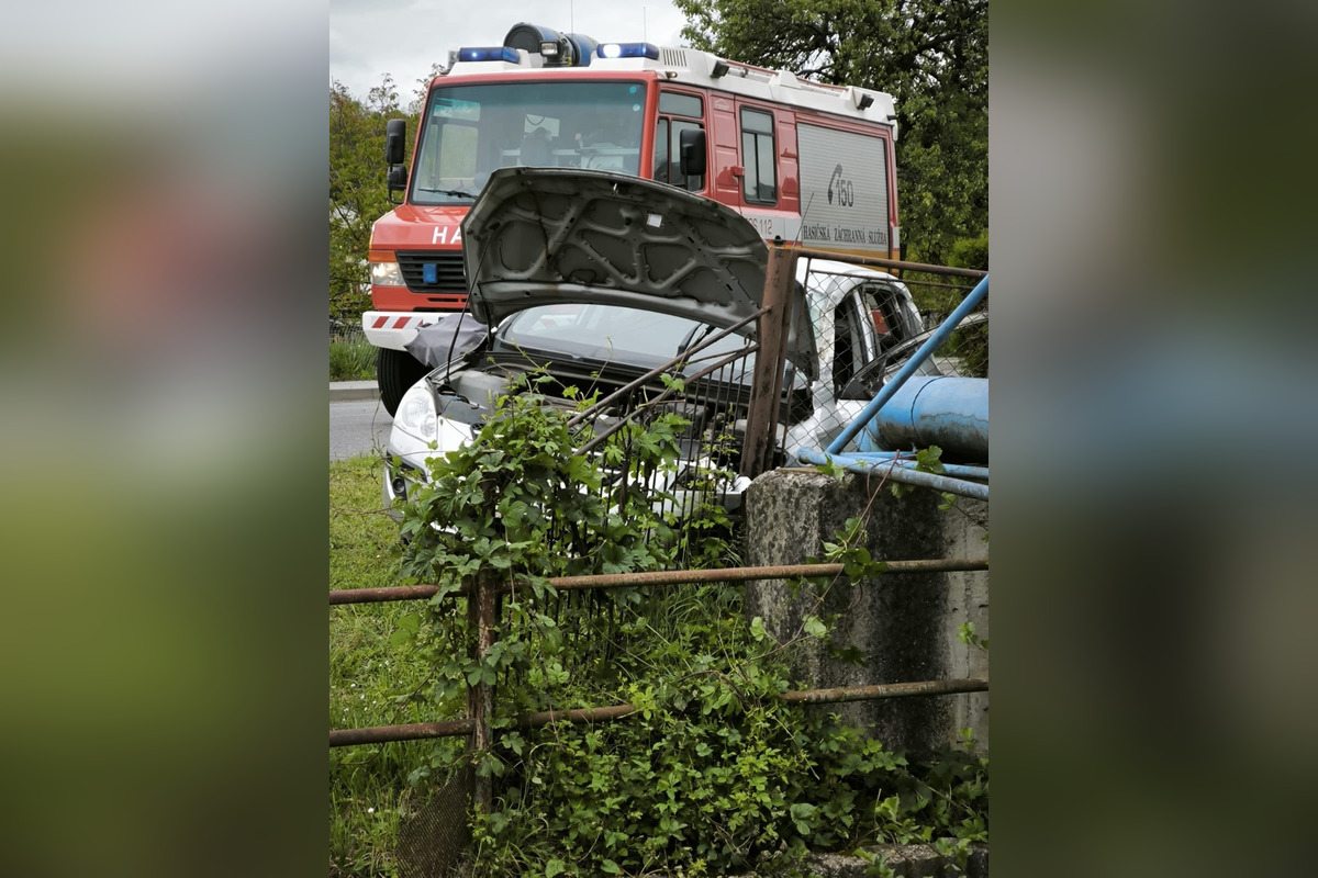 FOTO: V okrese Humenné narazilo auto do plotu. Vodič sa zranil, foto 1