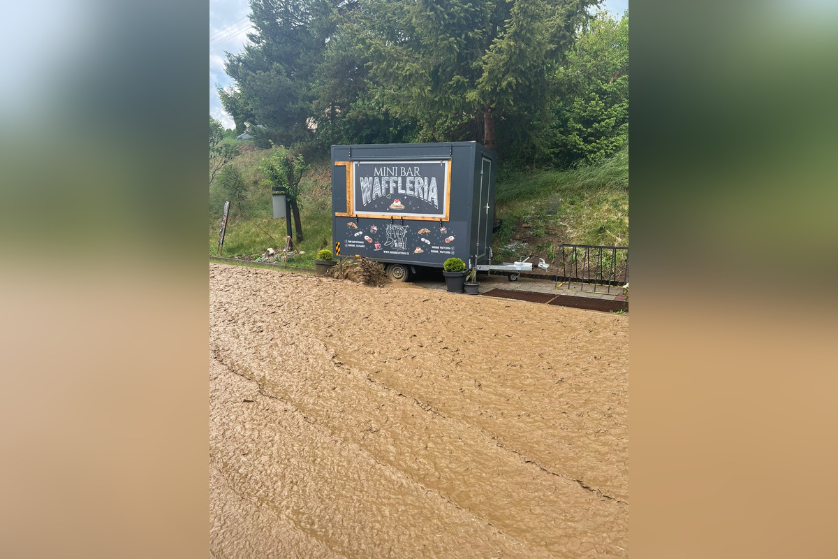 FOTO: Kežmarkom sa prehnal silný dážď s krúpami, zatopil cestu na jednej ulici, foto 2