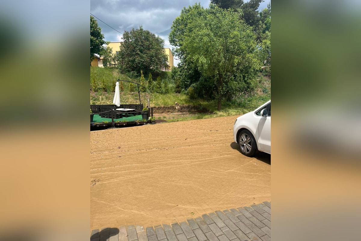 FOTO: Kežmarkom sa prehnal silný dážď s krúpami, zatopil cestu na jednej ulici, foto 3