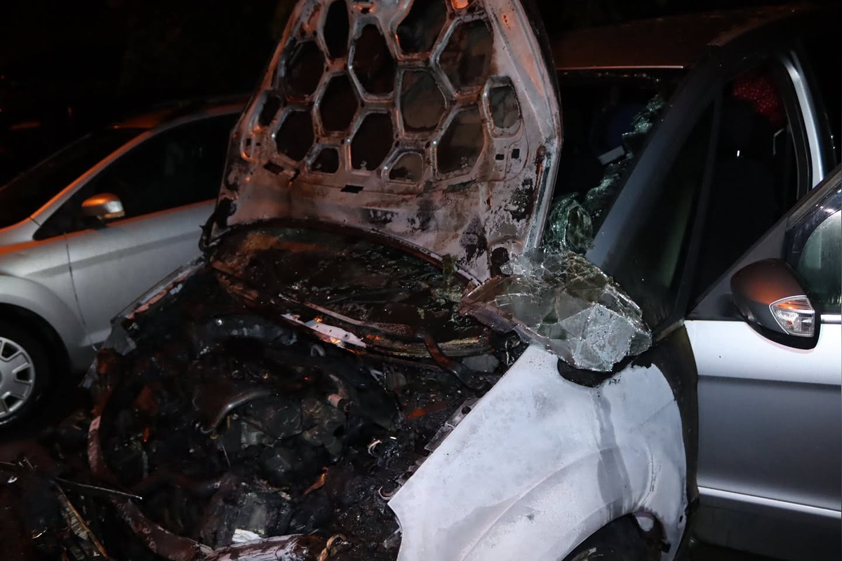 FOTO: V Prešove horelo osobné auto. Majiteľka prosí o pomoc, pátra po páchateľovi, foto 1