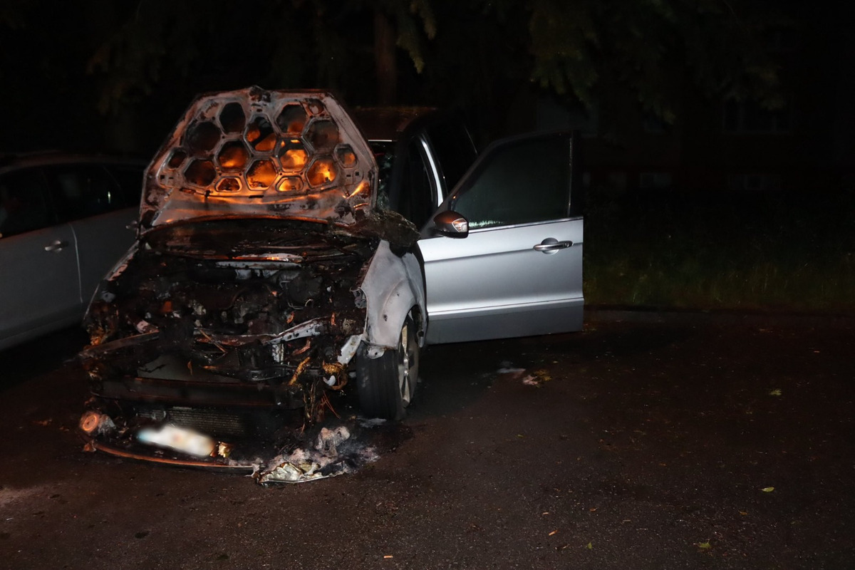 FOTO: V Prešove horelo osobné auto. Majiteľka prosí o pomoc, pátra po páchateľovi, foto 2