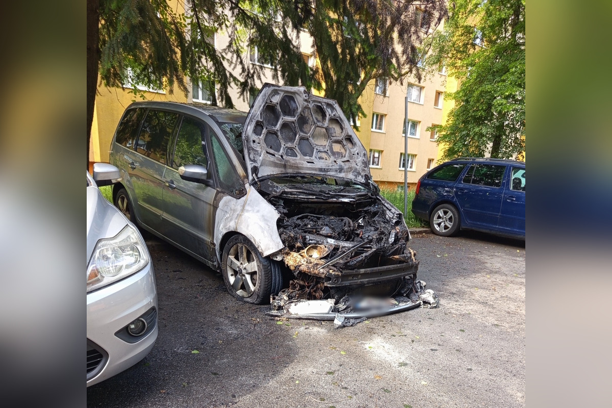 FOTO: V Prešove horelo osobné auto. Majiteľka prosí o pomoc, pátra po páchateľovi, foto 3
