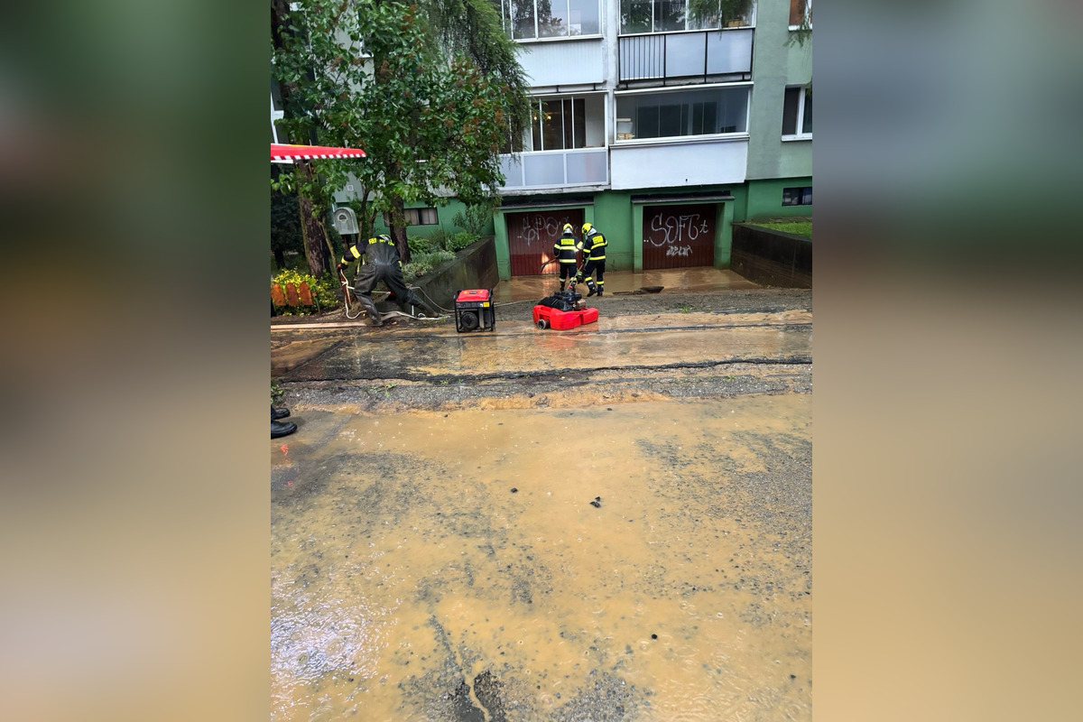 FOTO: V okrese Prešov zaplavili výdatné zrážky ulice, foto 2