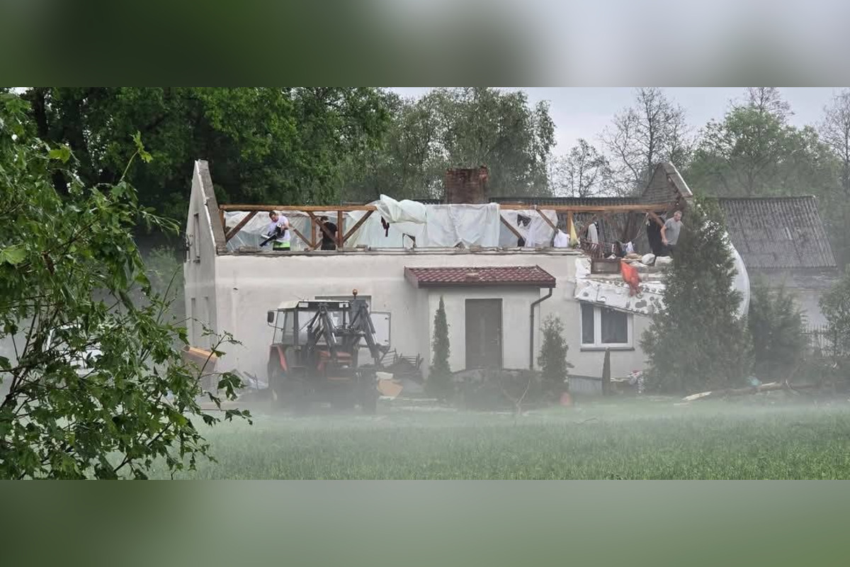 FOTO: Poľskom sa prehnala supercela, strhávala strechy a stromy, foto 4