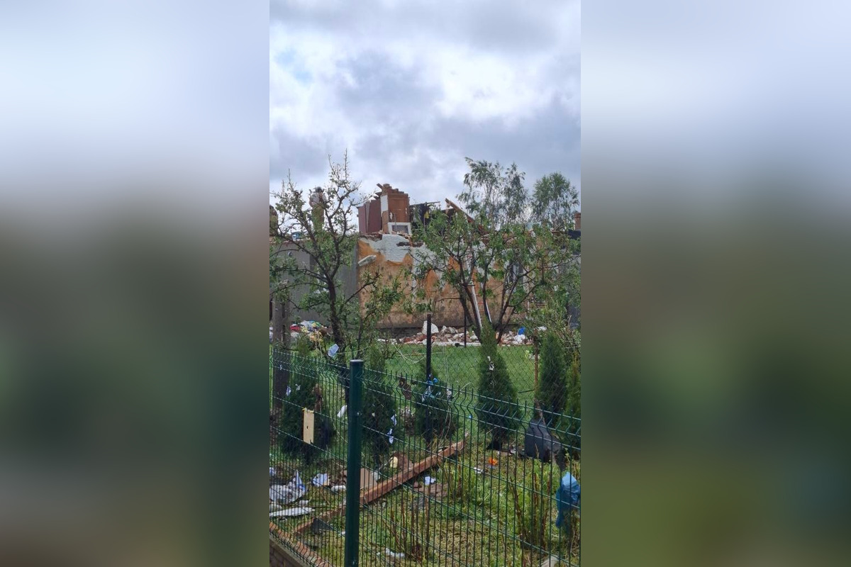 FOTO: Poľskom sa prehnala supercela, strhávala strechy a stromy, foto 8