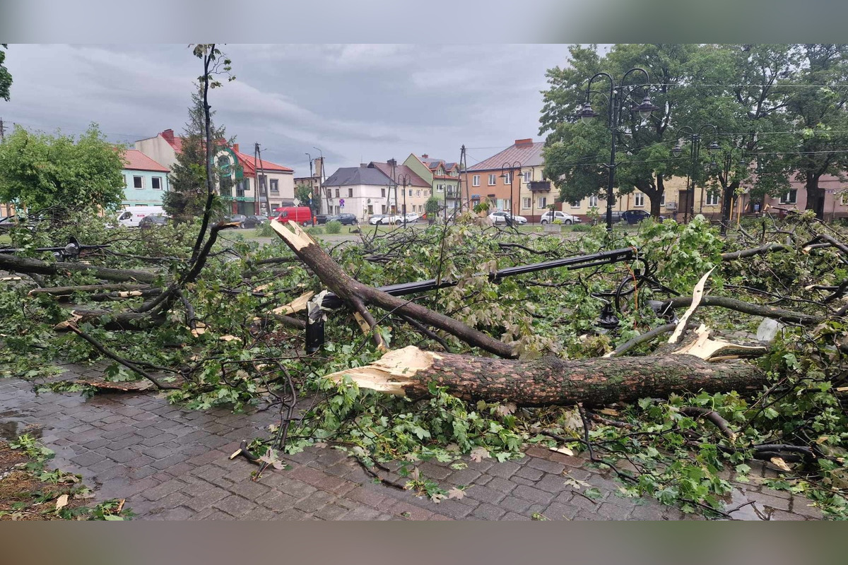 FOTO: Poľskom sa prehnala supercela, strhávala strechy a stromy, foto 13