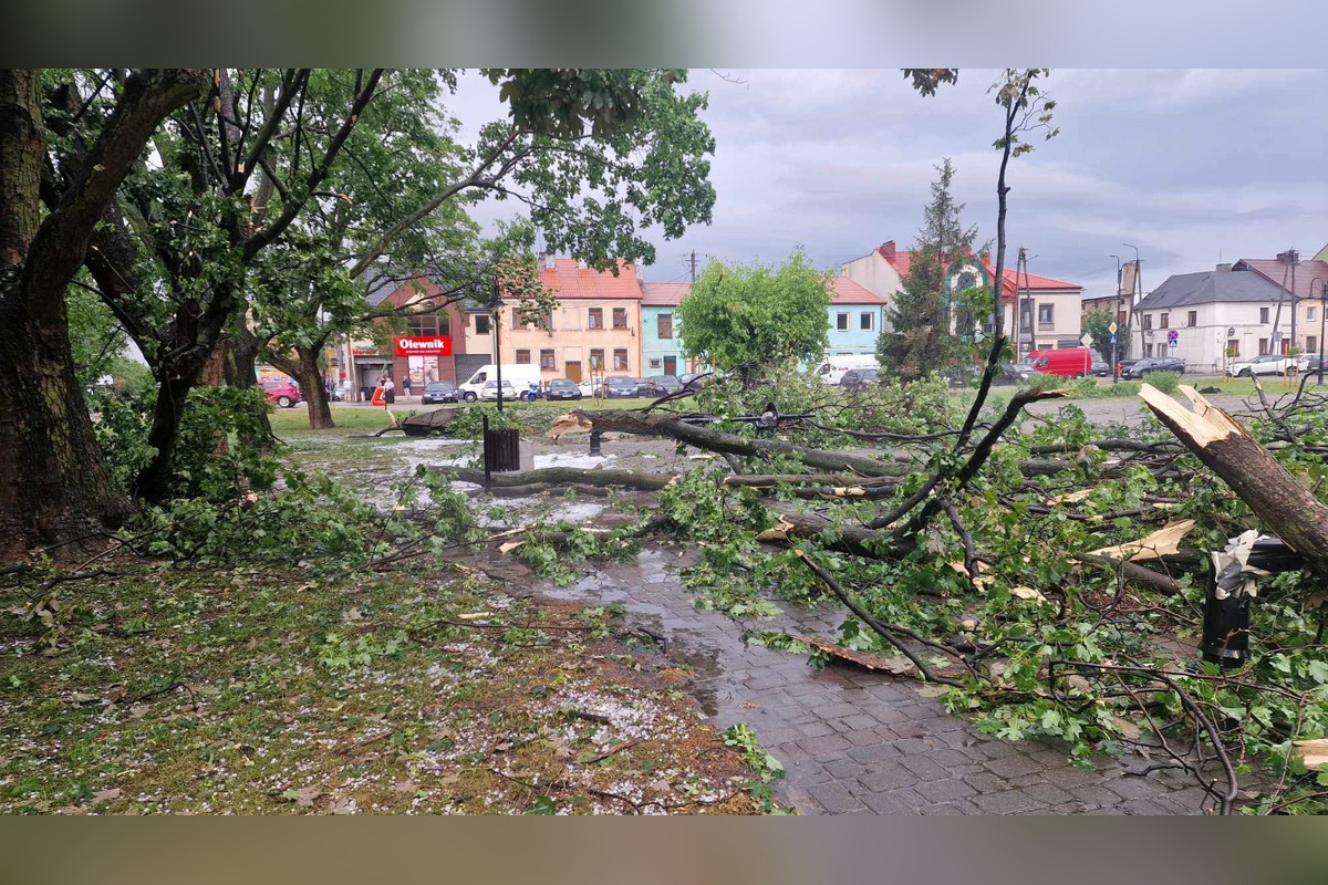 FOTO: Poľskom sa prehnala supercela, strhávala strechy a stromy, foto 14