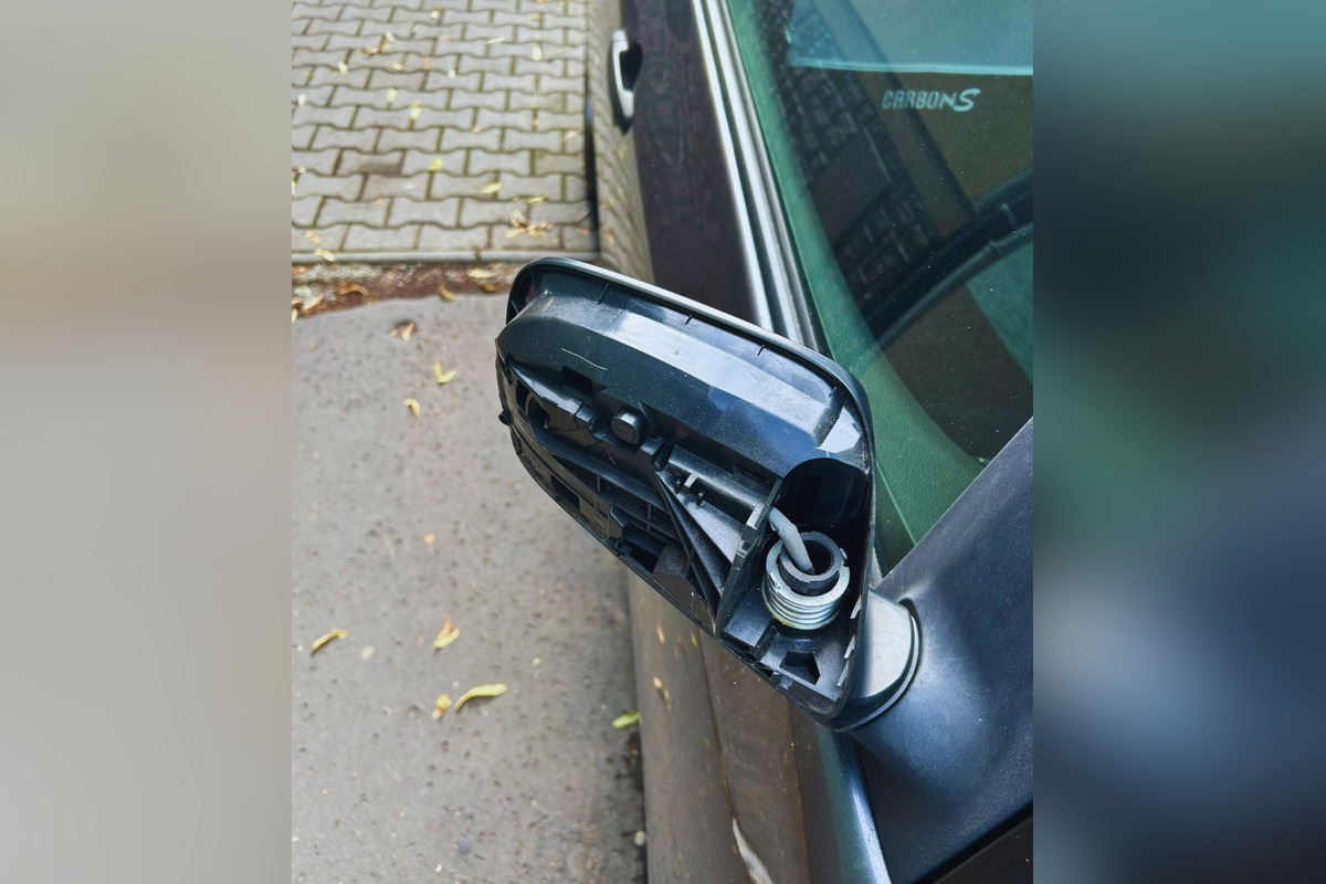 FOTO: Mladík v Bystrici prevracal smetné koše a odkopával zrkadlá na autách, foto 3