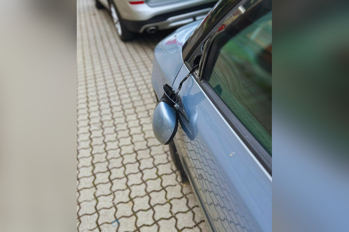 FOTO: Mladík v Bystrici prevracal smetné koše a odkopával zrkadlá na autách, foto 4