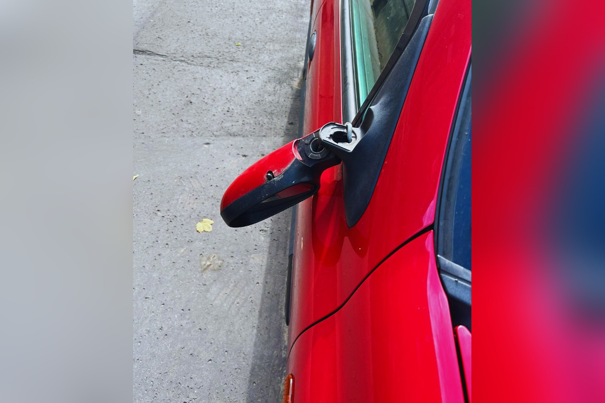 FOTO: Mladík v Bystrici prevracal smetné koše a odkopával zrkadlá na autách, foto 5