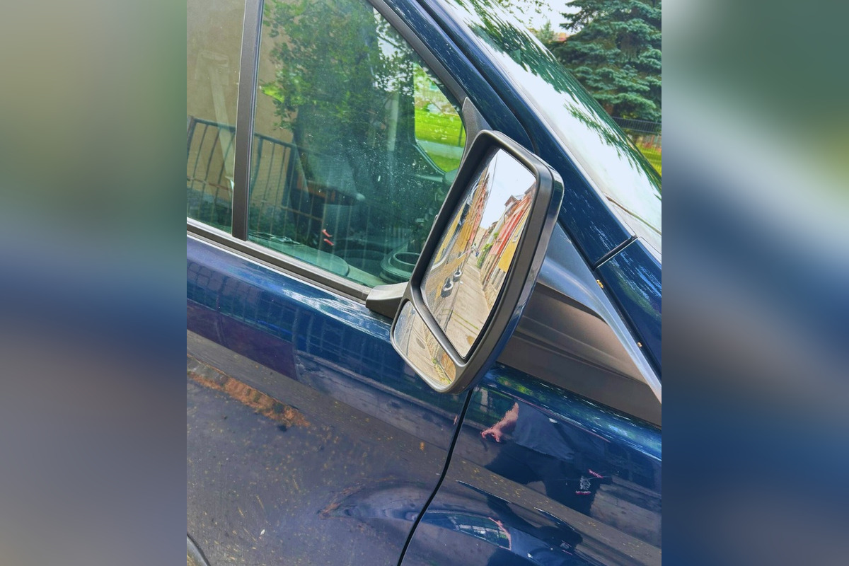 FOTO: Mladík v Bystrici prevracal smetné koše a odkopával zrkadlá na autách, foto 6