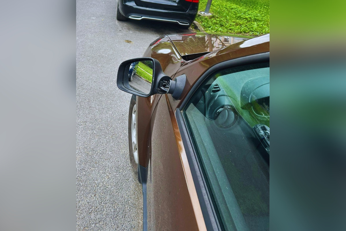 FOTO: Mladík v Bystrici prevracal smetné koše a odkopával zrkadlá na autách, foto 7