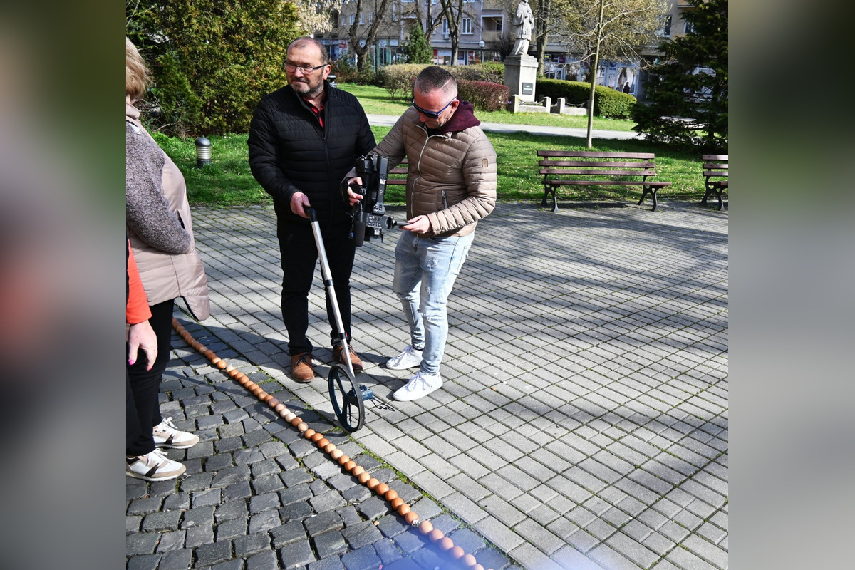 FOTO: Vyfúkli tisíce vajíčok, mesto im za to zasadilo stromy, sadili ich žiaci, foto 10